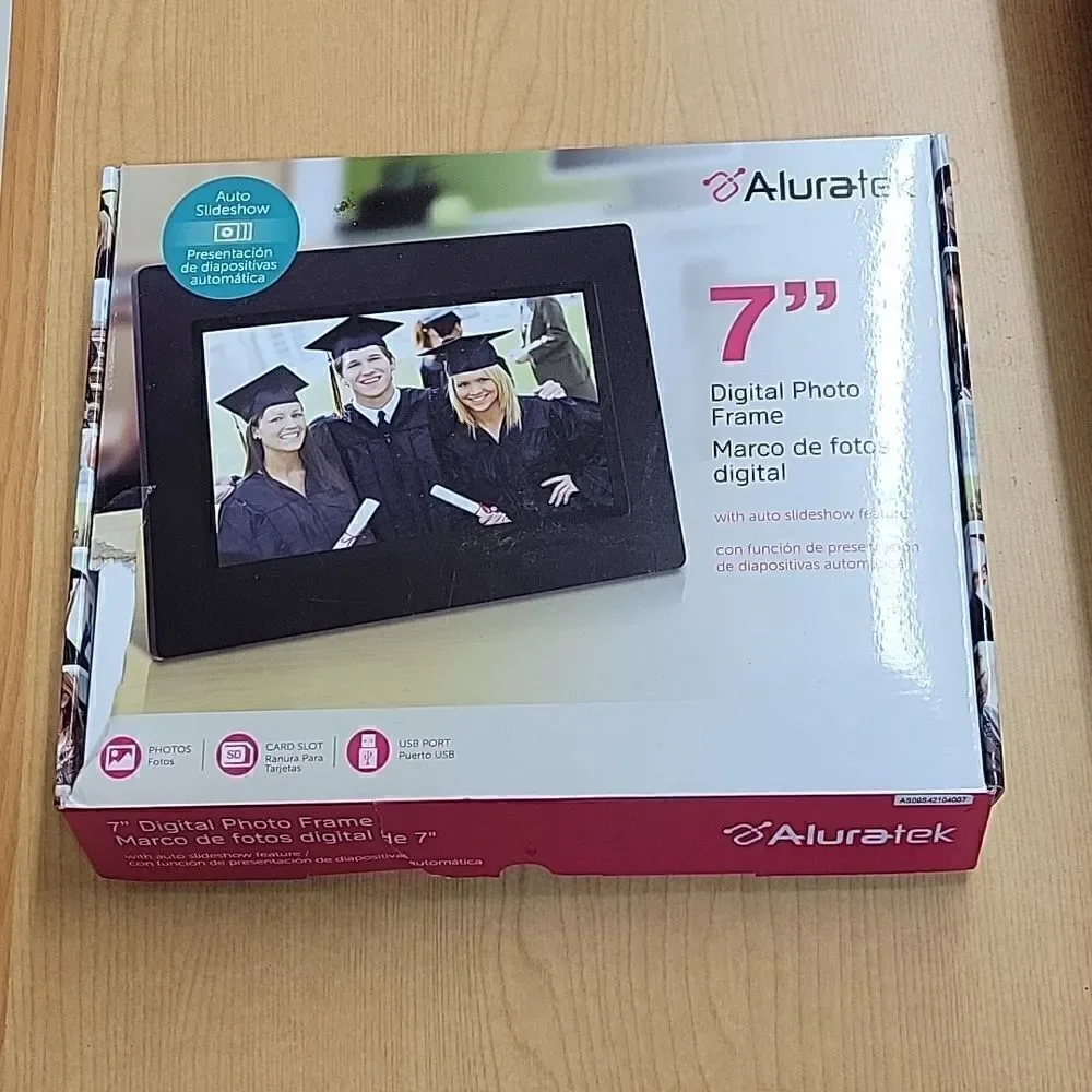 3 Digital Photo Frames..2 are new in box‎